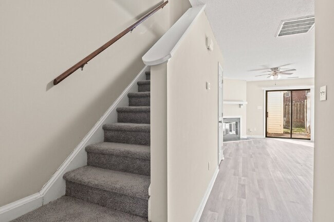 Building Photo - Delightful Two bedroom townhouse available...