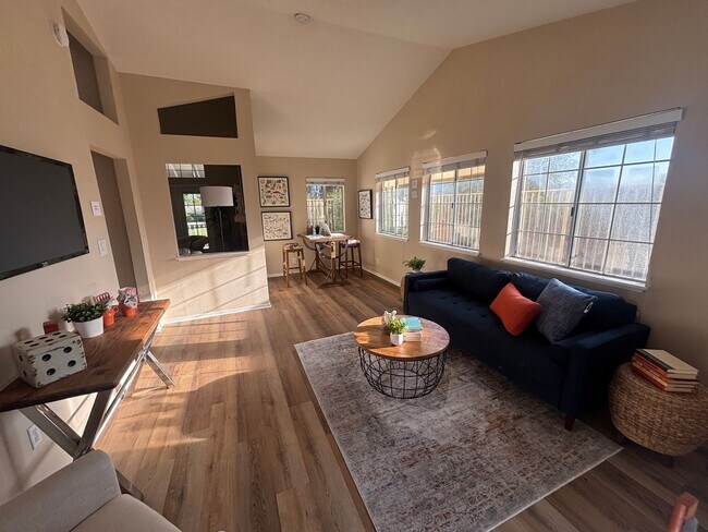Foto del edificio - Spacious 4-Bedroom Home in Valencia's Nort...