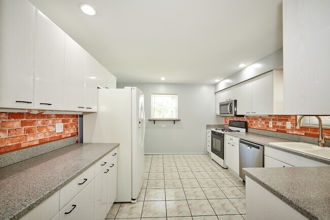 Building Photo - 8418 W Crain St