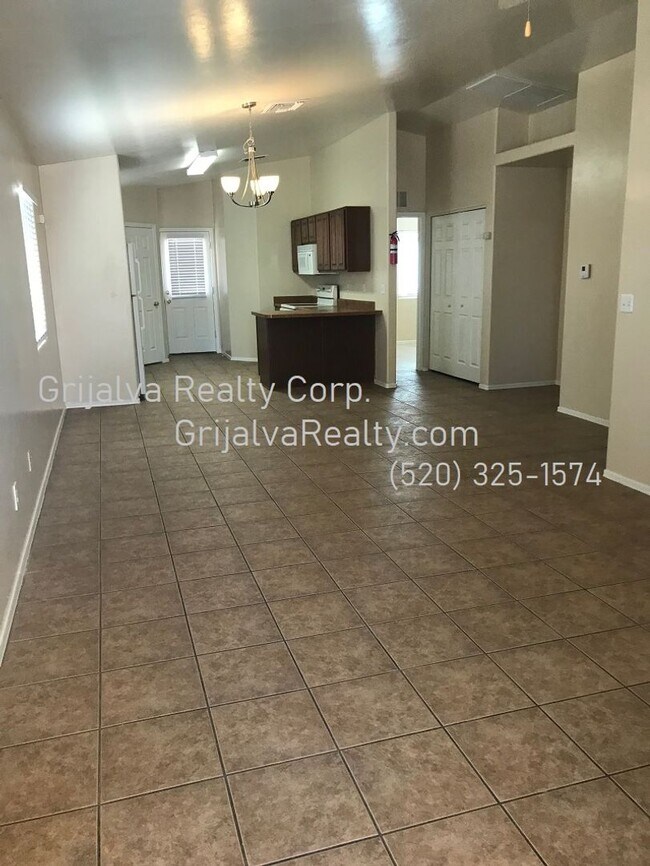 Foto del edificio - Spacious 4 Bedroom, 2 Bath House for Rent ...
