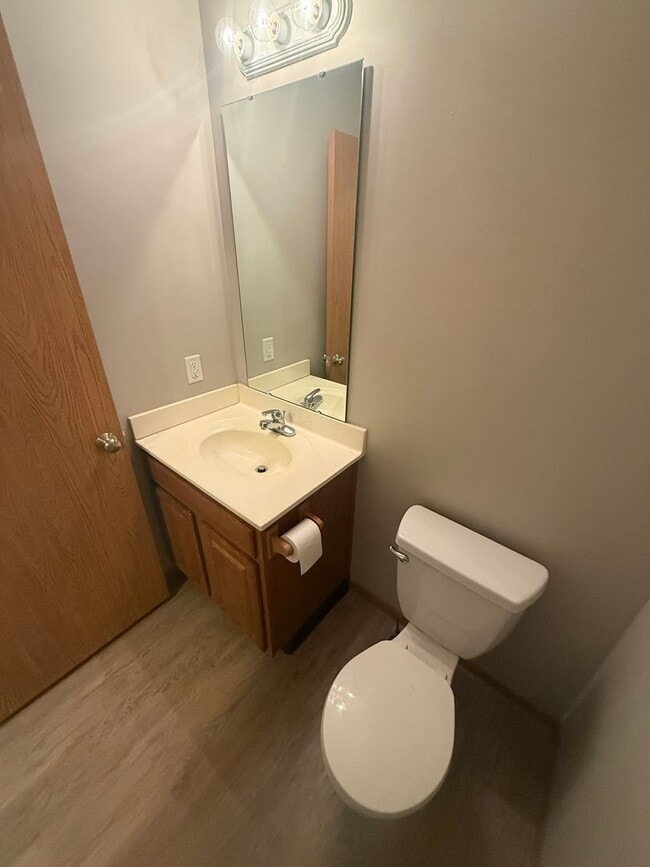 Building Photo - Spacious 3 bedroom, two level duplex in Raymore with new flooring!