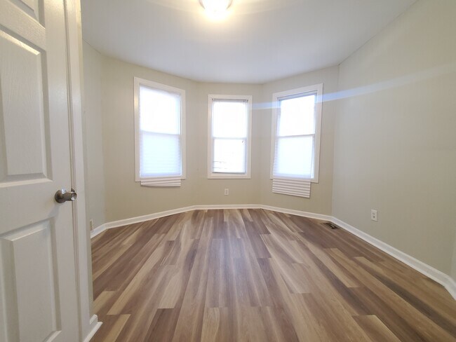 Building Photo - 472 S 14th St