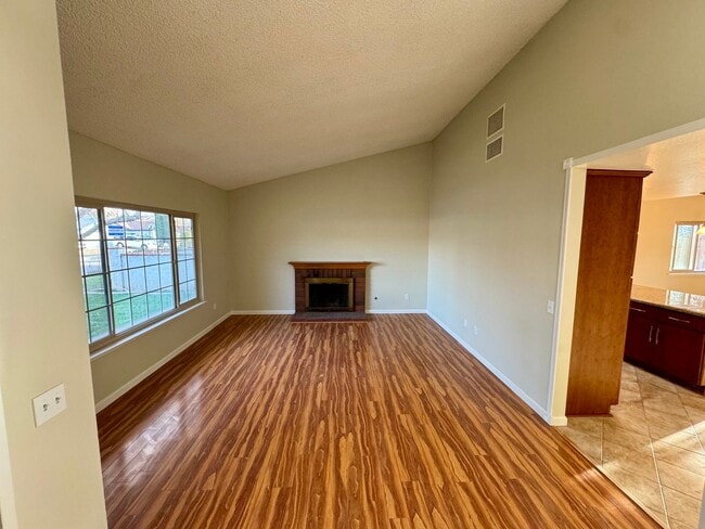 Building Photo - Beautiful 3 bedroom home