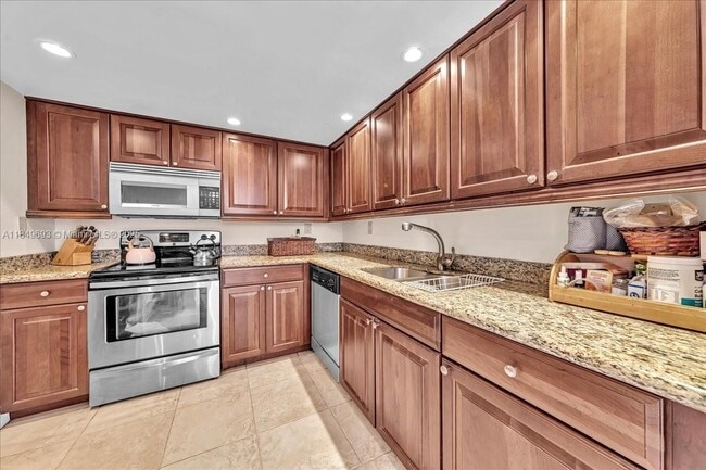 Foto del edificio - 17600 N Bay Rd