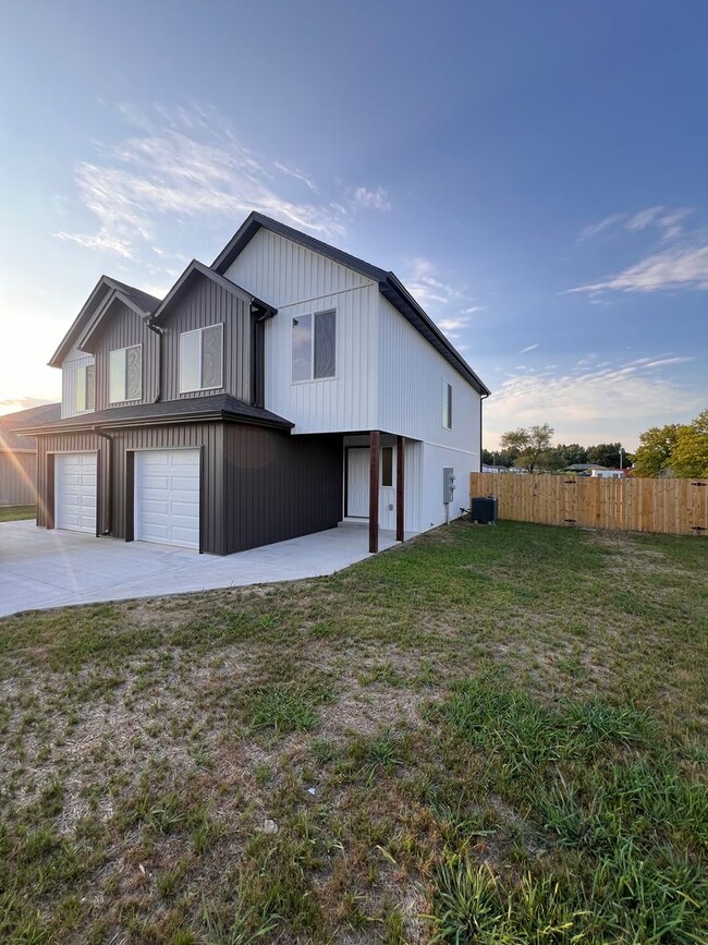 Foto del edificio - 859/861 W Stewart (Justin&#39;s Duplex)