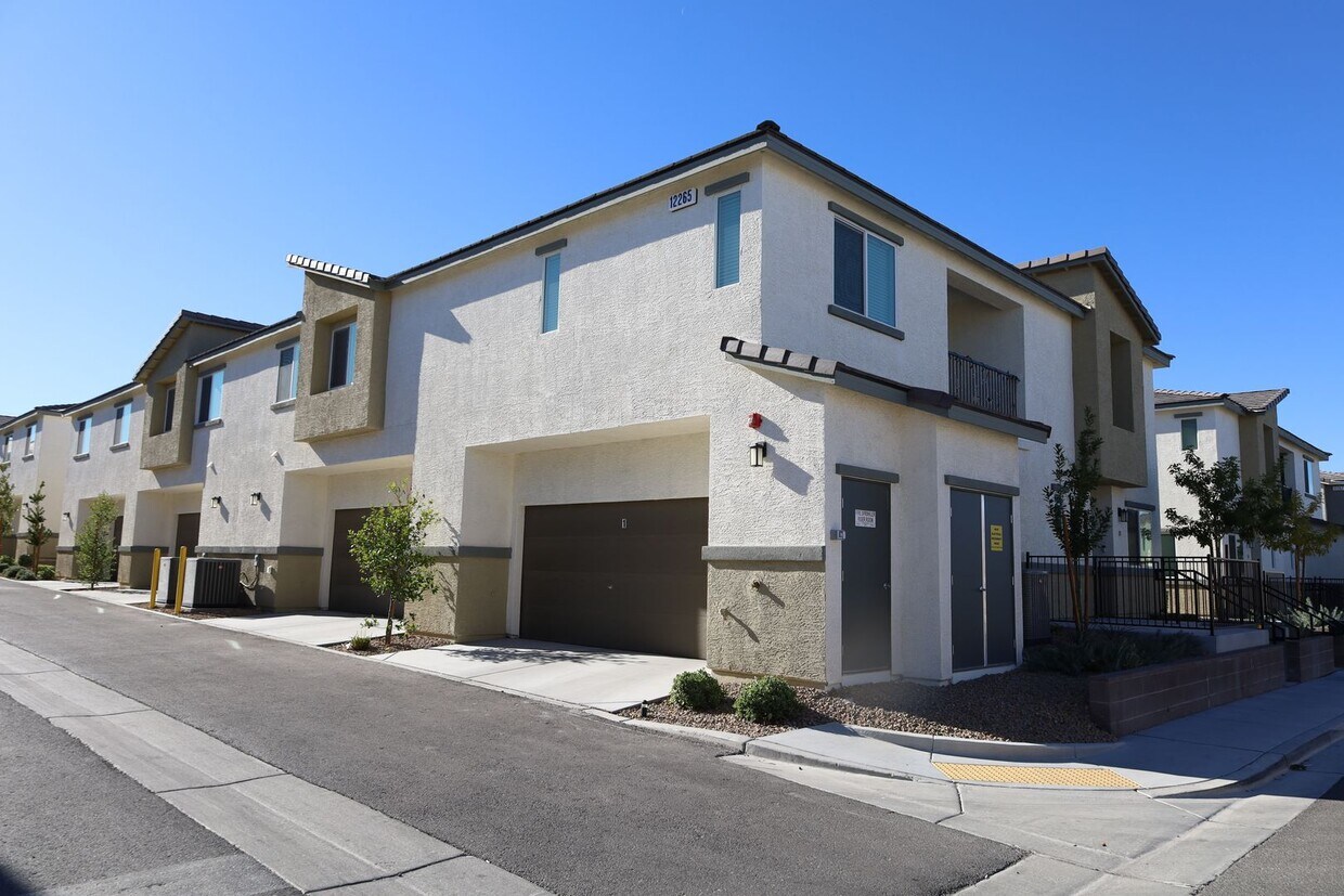 Primary Photo - Luxury 3 Bedroom 3 Bathroom Townhouse!