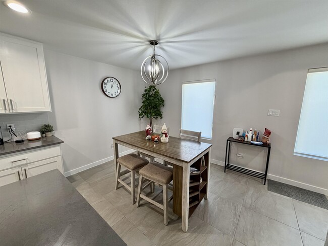 Building Photo - 4010 Ave Fenix Dr