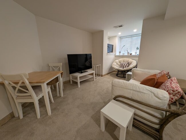 Foto del edificio - 818 A St SE