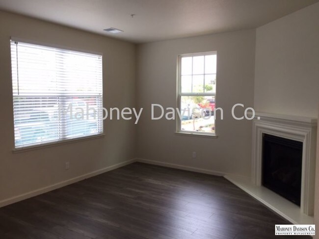 Foto del edificio - Like new, blt in 2016,3 bdrm/2.5 ba 1385 s...