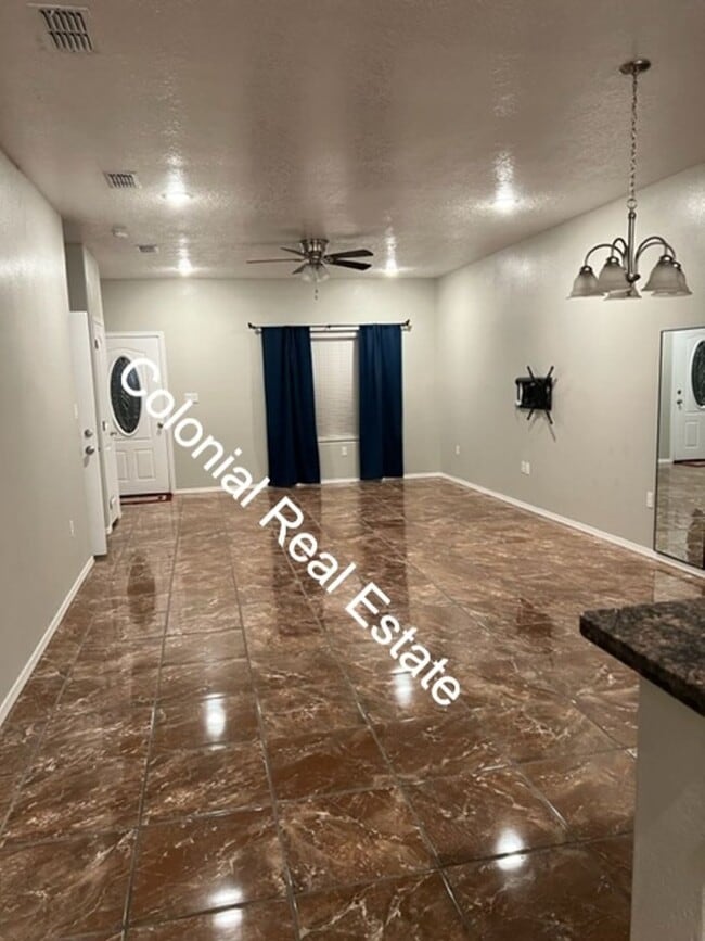 Building Photo - Spacious and updated 3 bedroom 2 bathroom home.