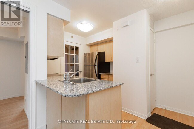 Photo du bâtiment - 80 Joe Shuster Way