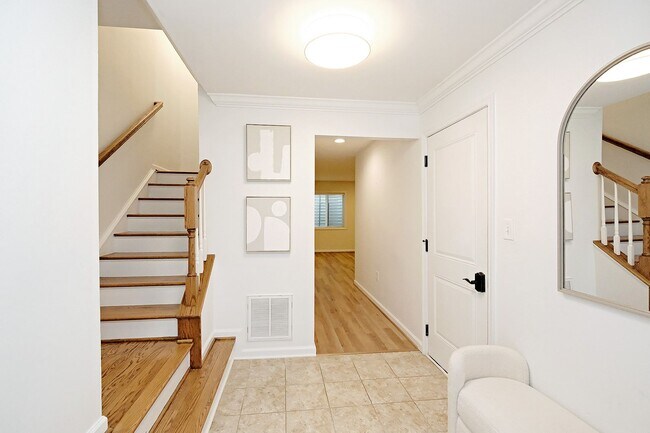 Foto del edificio - Pet-Friendly Dunlora Forest Townhome With Fenced Yard