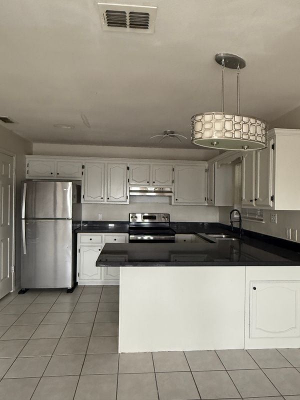 Building Photo - 1802 Oasis Dr