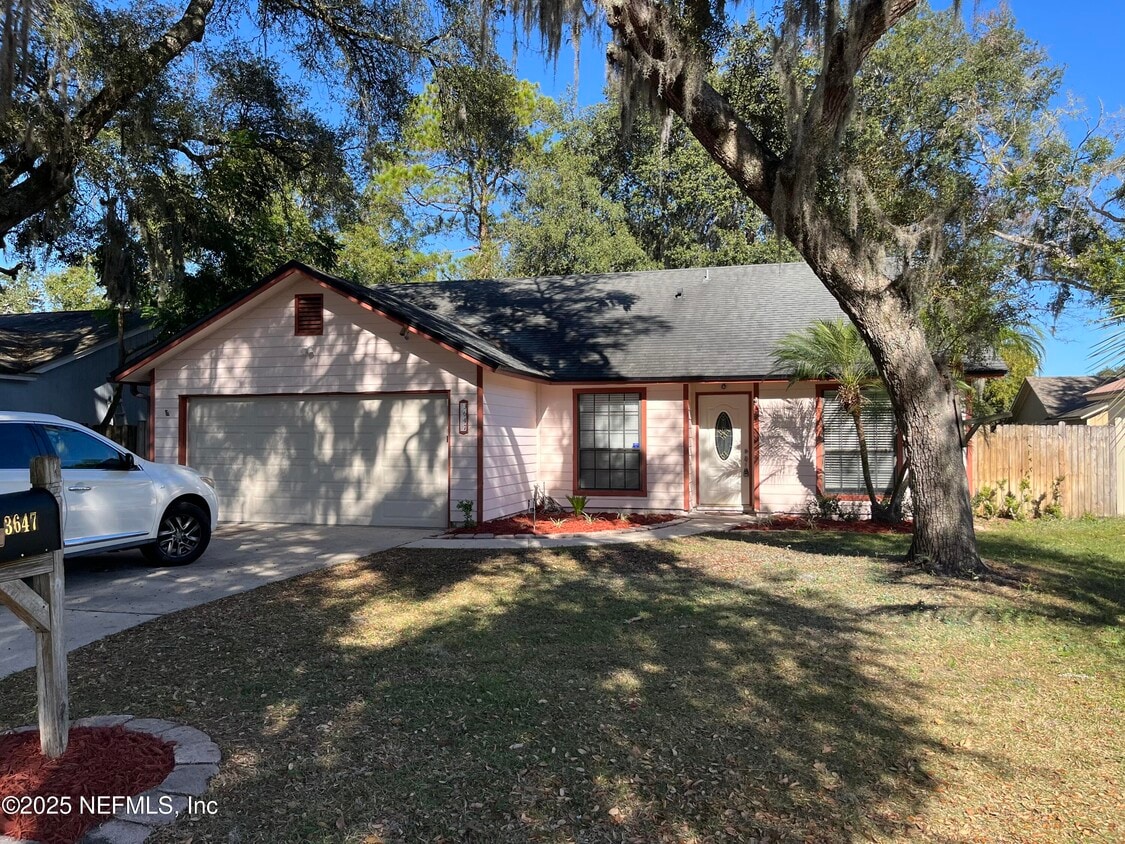 Foto principal - 3647 Mandarin Woods Dr N