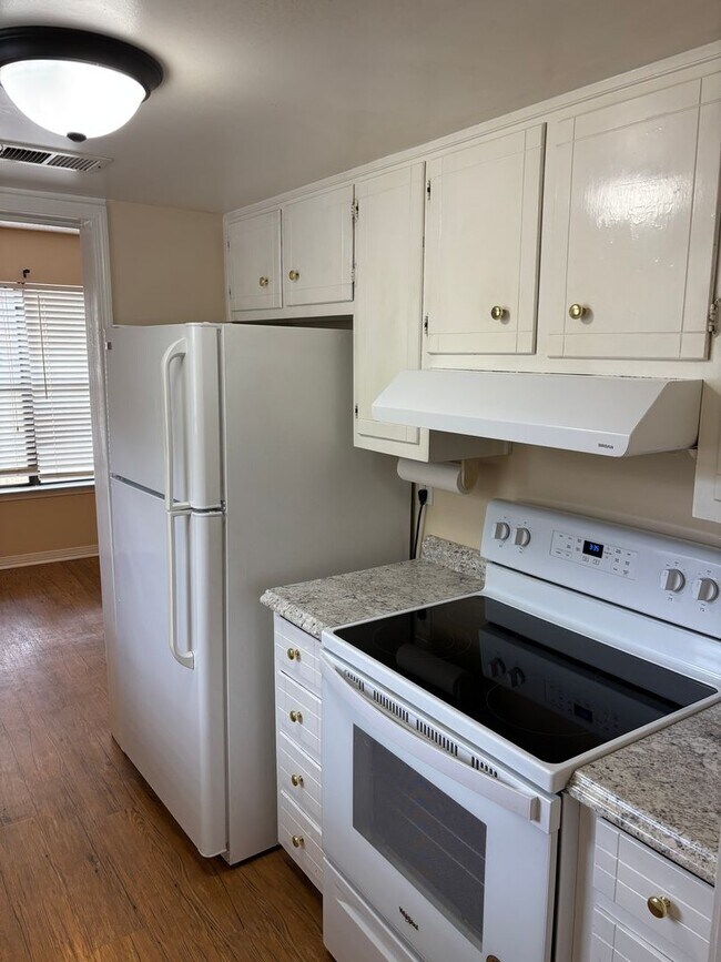Building Photo - Convenient Northeast location!