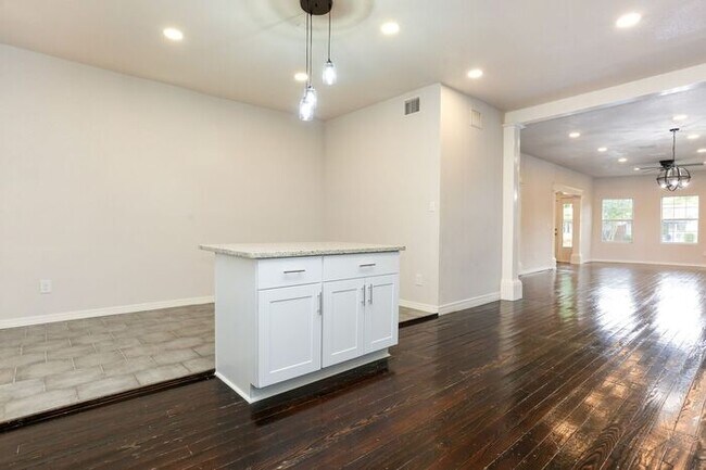 Building Photo - 618 Saint James