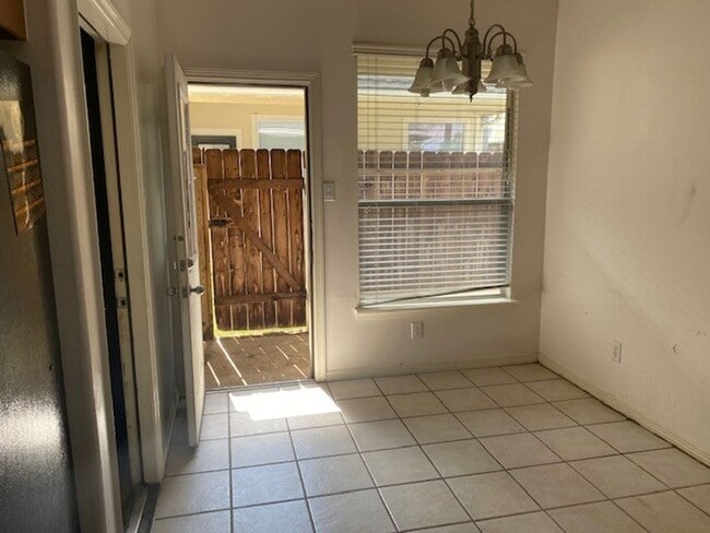 Building Photo - NICE 2 BEDROOM 1 BATH LEASE HOME WITH 1116 SF