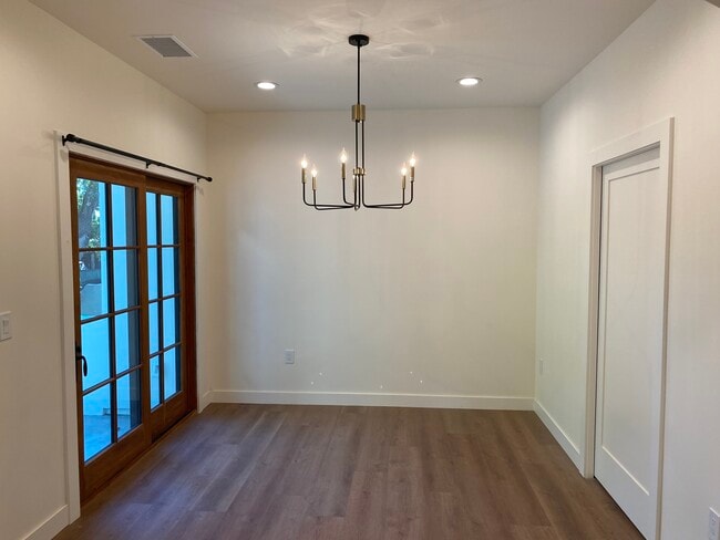 Foto del edificio - 1077 E Howard St