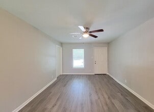 Building Photo - 2810 Forest Oaks Dr