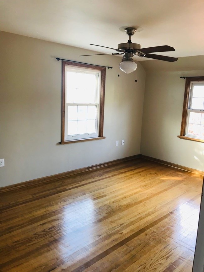 Building Photo - 3 br, 1 bath House - 902 Delware ave