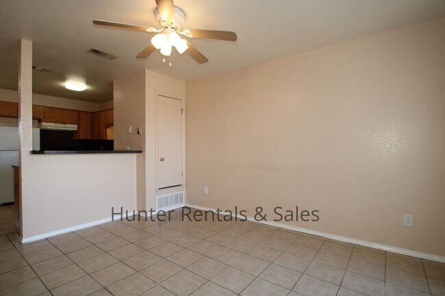 Building Photo - 2 Bedroom Townhome Ready For You!