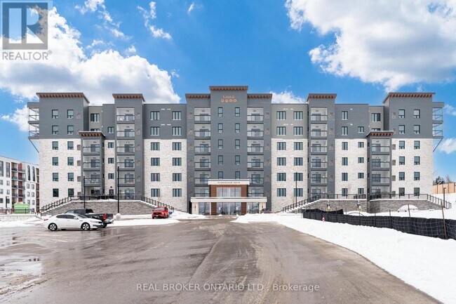 Photo du bâtiment - 15 Kneeshaw Dr