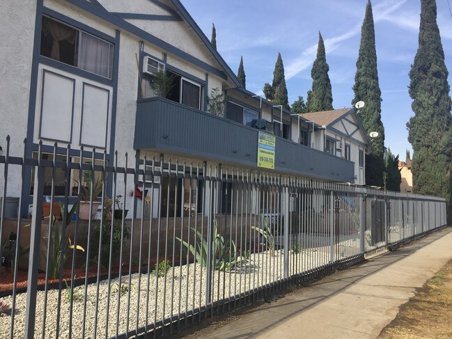 Foto del edificio - 8545 Cedros Ave