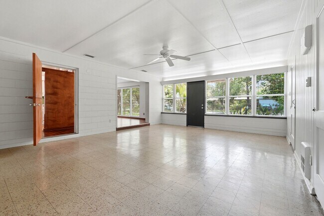 Foto del edificio - 1038 NE 21 Ave