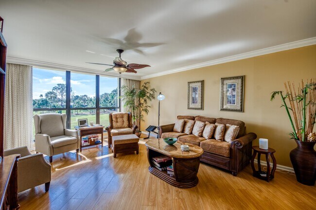 Foto del edificio - 5350 Woodland Lakes Dr