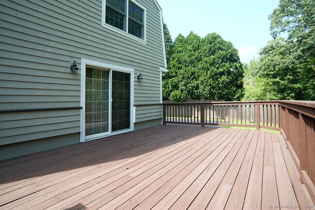 Building Photo - 11 Beechwood Ln