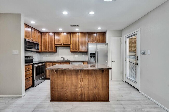 Building Photo - 8219 Summer Side Dr