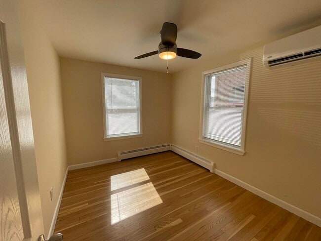 Building Photo - 498 Pleasant St