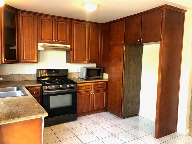 Building Photo - 46 Fallbrook