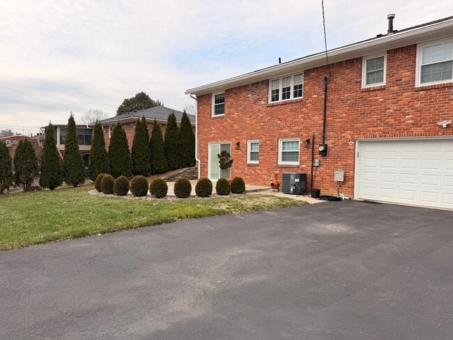 Building Photo - 9410 Tiverton Way