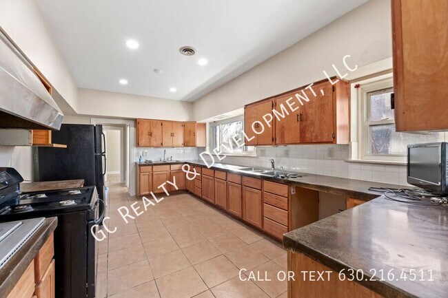 Foto del edificio - 6900 S Jeffery Blvd
