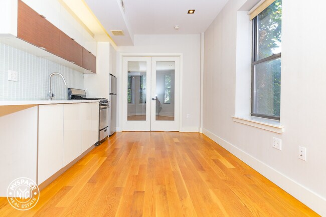 Building Photo - 64 St James Pl