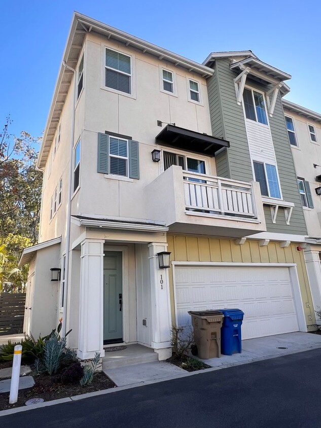 Primary Photo - Spacious 3 bedroom/ 2.5 bathroom plus offi...