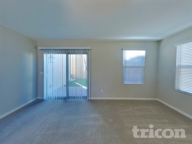 Foto del edificio - 8023 W Albeniz Pl