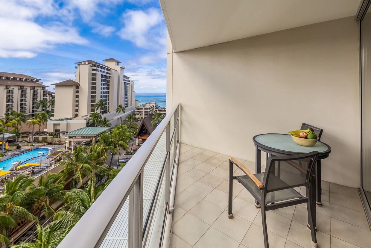 Foto principal - Spacious Waikiki Studio, One Block From Fo...