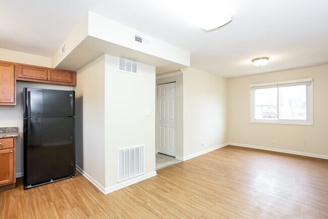 Building Photo - 5860 Woodgate Dr