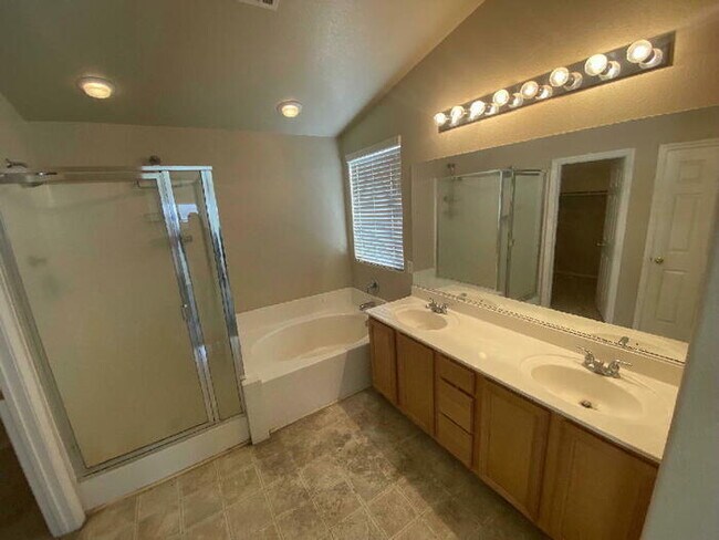 Foto del edificio - 6327 Sun Briar Ct