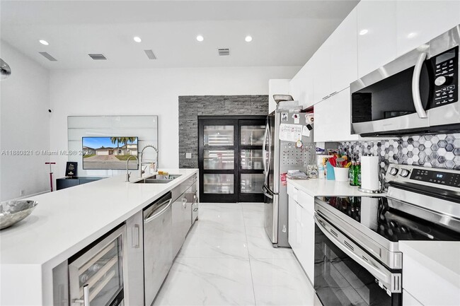Building Photo - 4955 SW 33rd Ave