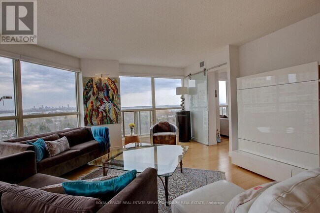 Photo du bâtiment - 2267 Lake Shore Blvd W
