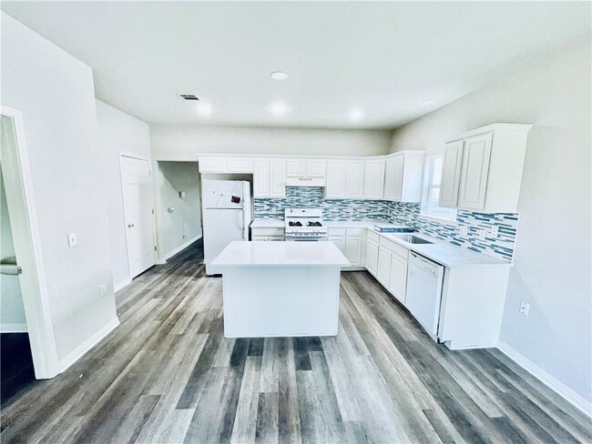 Building Photo - 7509 Lazy Creek Dr