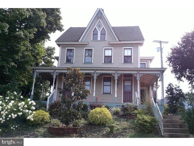 Building Photo - 13 S Main St