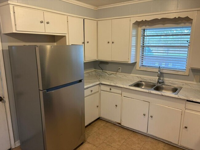 Building Photo - 1301 Manor Pl