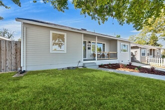 Building Photo - 424 Stanford Ave