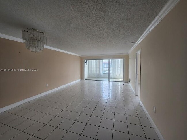 Foto del edificio - 8350 Sands Point Blvd