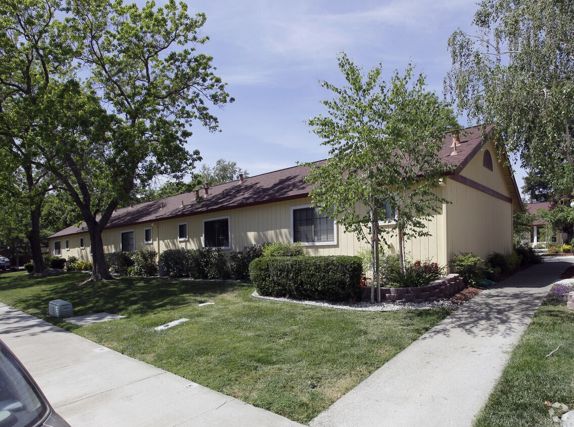 Foto principal - Lincoln Gardens Apartments for Seniors