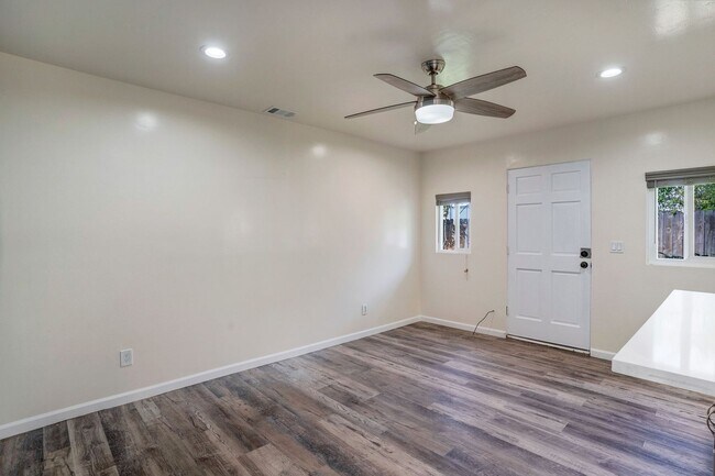 Foto del edificio - 1736-40 Dahlia Ave